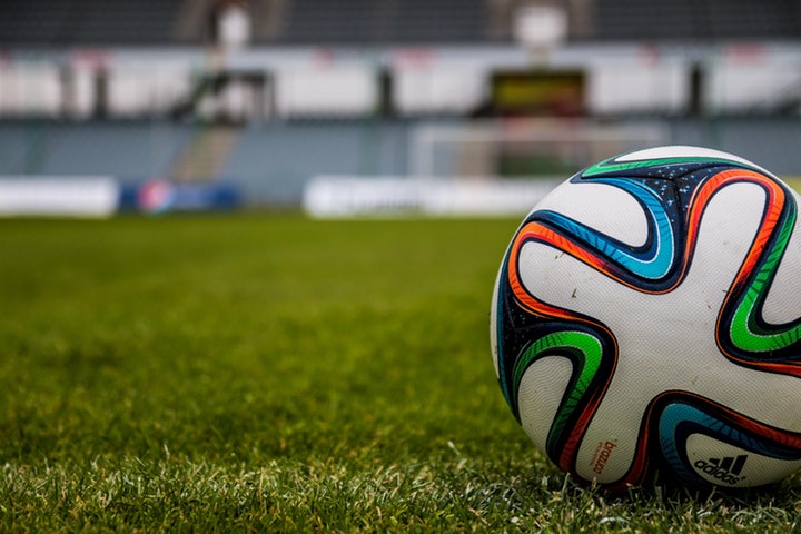 Fotboll liggande på en plan